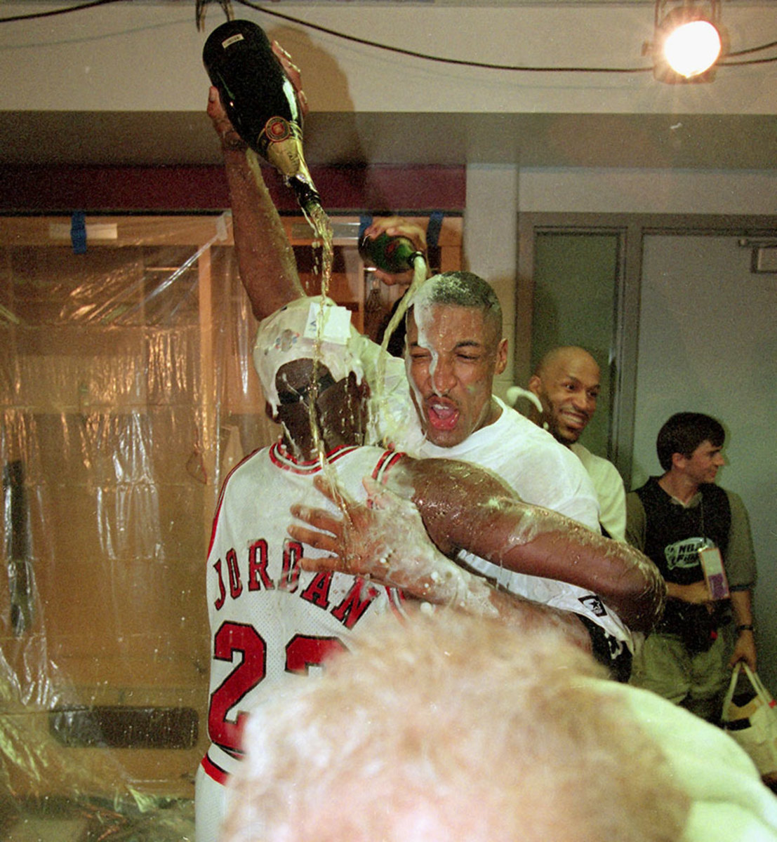 1996-0616-Scottie-Pippen-Michael-Jordan-champagne-001304064_0.jpg